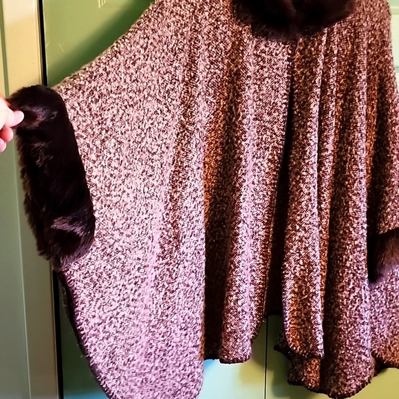 Brown/Cream Cape (One Size) Very Cute - Like New - Warm but Lightweight - Picture 8 of 8